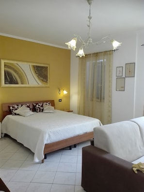 Chambre double | Coffre-fort, bureau, accès au Wi-Fi (inclus), literie fournie
