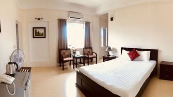 Habitación básica con 1 cama matrimonial o 2 individuales, 1 habitación | Minibar, escritorio, insonorización y wifi gratis