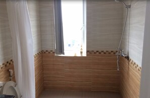 Dusj, toalettartikler (inkludert), hårføner og tøfler
