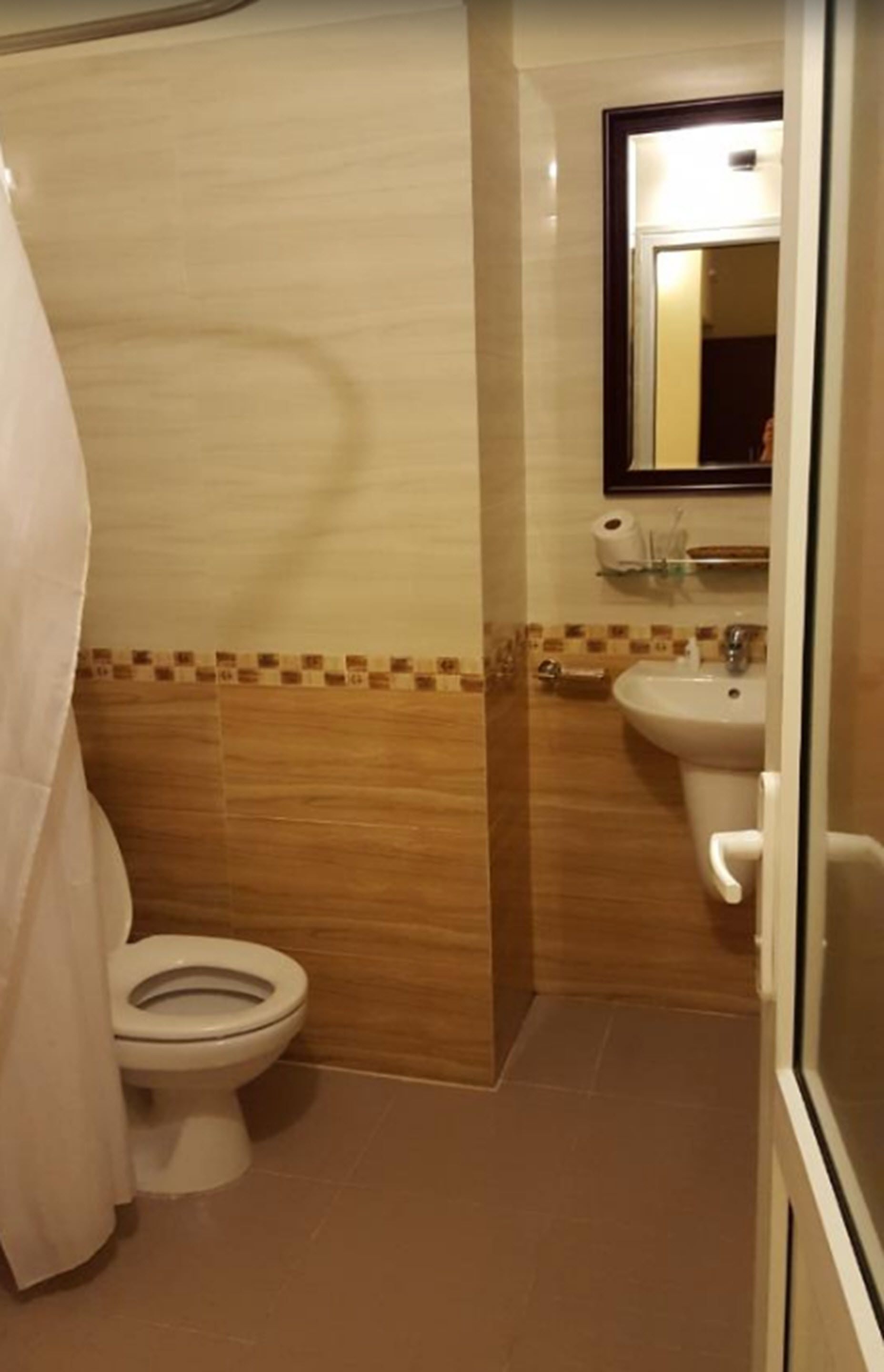 shower, free toiletries, hair dryer, slippers