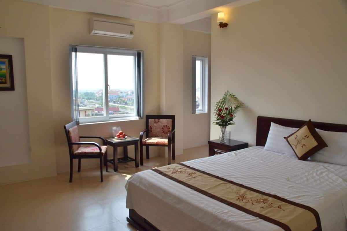 Minibar, escritorio, sistema de insonorización y wifi gratis