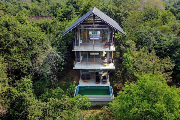 Premium Suite Villa, 2 Bedrooms, Lake View, Lakeside | 1 slaapkamer, luxe beddengoed, donzen dekbedden, een minibar