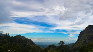 A mountainous landscape with dense forest and a clear sky. - Rawana Holiday Resort (Ella)
