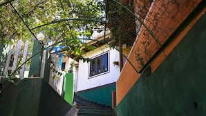 A staircase leading to a building with a white facade and green accents. - Rawana Holiday Resort (Ella)