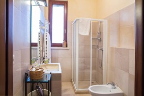 Bruser, gratis toiletartikler, bidet, håndklæder