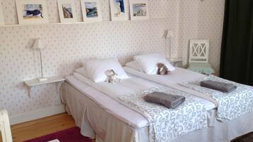 Double Room | Desk, cribs/infant beds, rollaway beds, free WiFi
