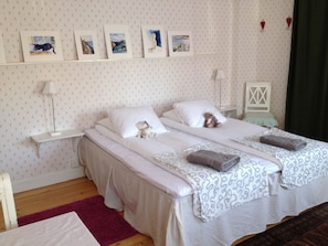 Quarto casal | Escrivaninha, berços (sobretaxa), camas extras/dobráveis (sobretaxa)