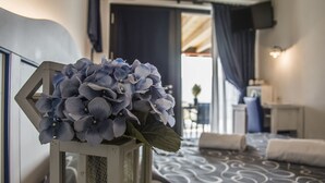 Dobbelt- eller tomannsrom – comfort | Dundyner, safe på rommet, skrivebord og lydisolert