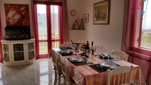 Superior-Apartment, 2 Schlafzimmer | Essbereich im Zimmer