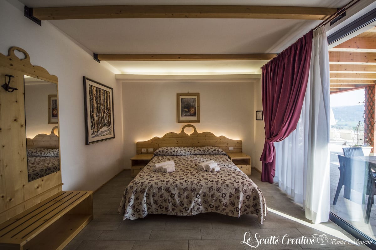 Comfort Double or Twin Room | Gebar bulu kapas, peti besi dalam bilik, meja, kalis bunyi