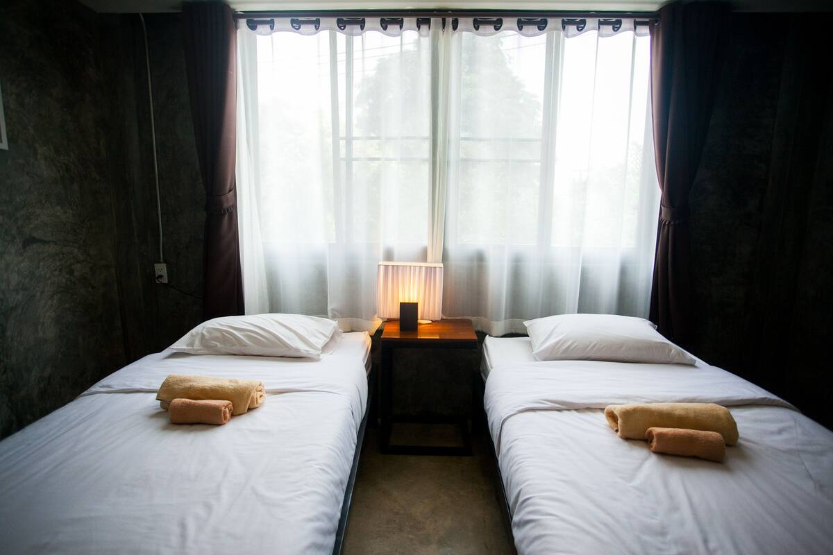 desk, rollaway beds, free wifi