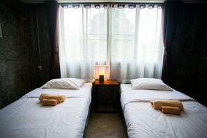 Desk, rollaway beds, free WiFi - Afterglow hostel (Mae Sai)