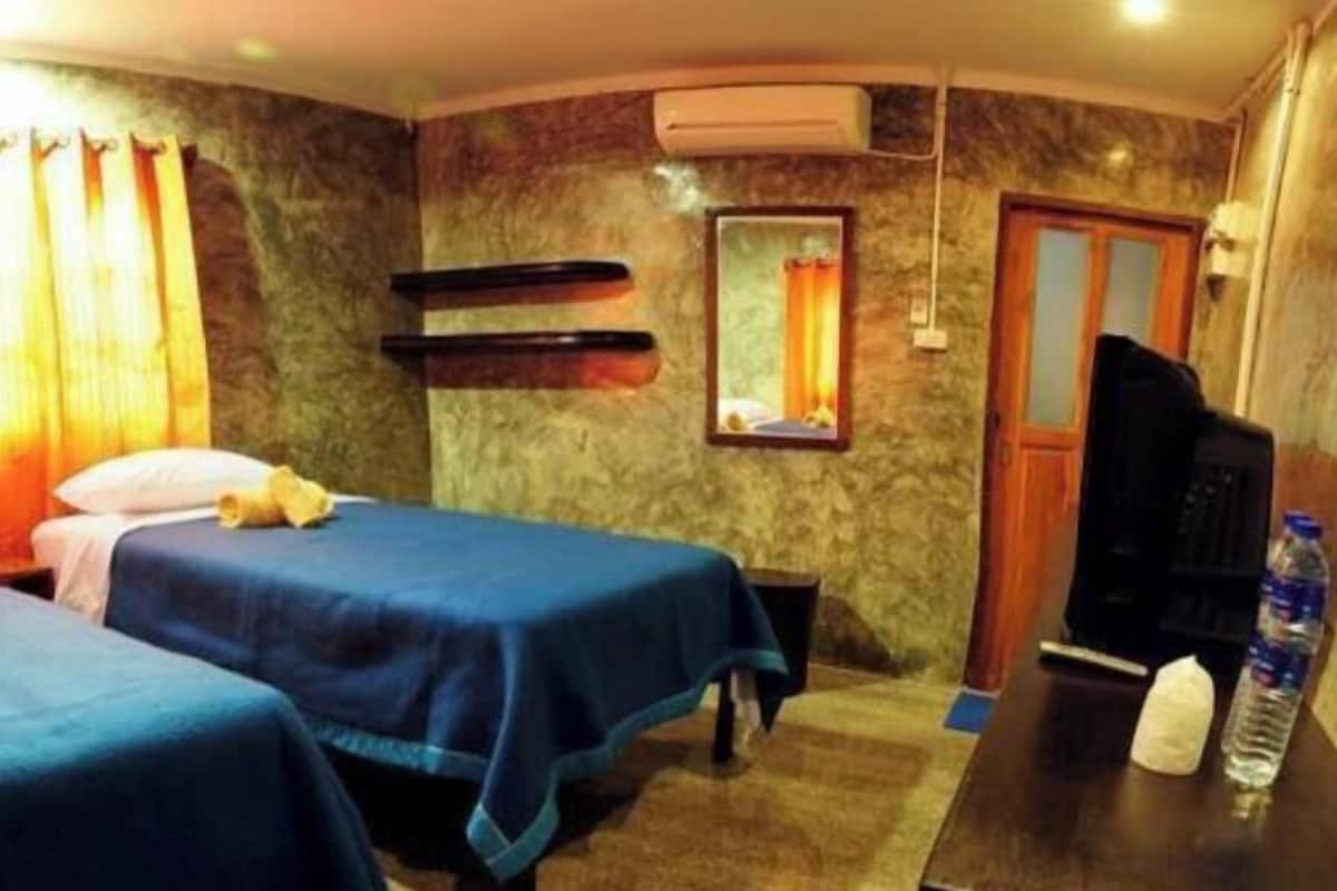 Desk, rollaway beds, free WiFi