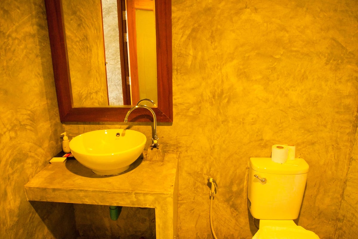 shower, free toiletries