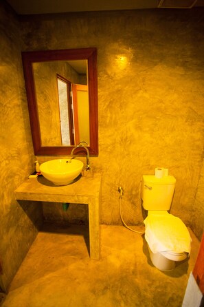 Shower, free toiletries - Afterglow hostel (Mae Sai)