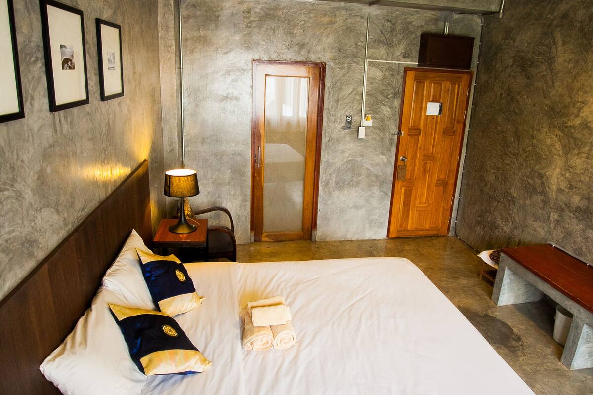 desk, rollaway beds, free wifi