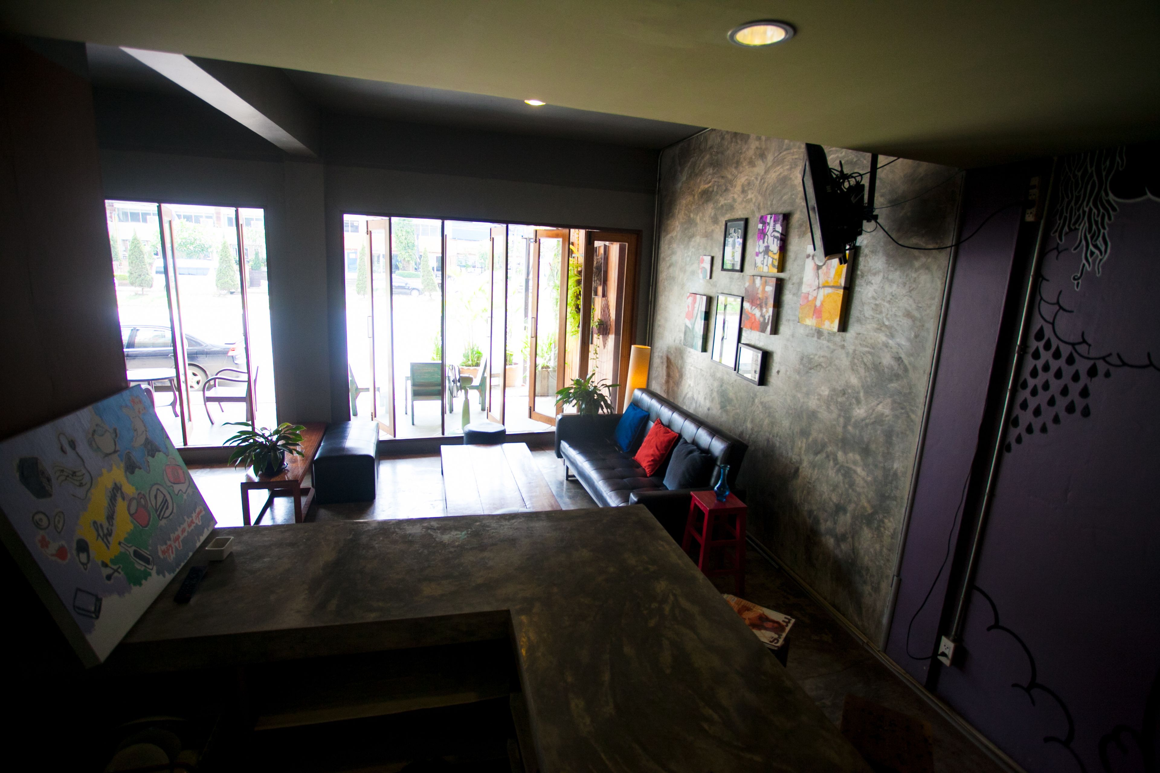 Una sala de estar moderna con un sofá, una mesa de centro y un cuadro en la pared.