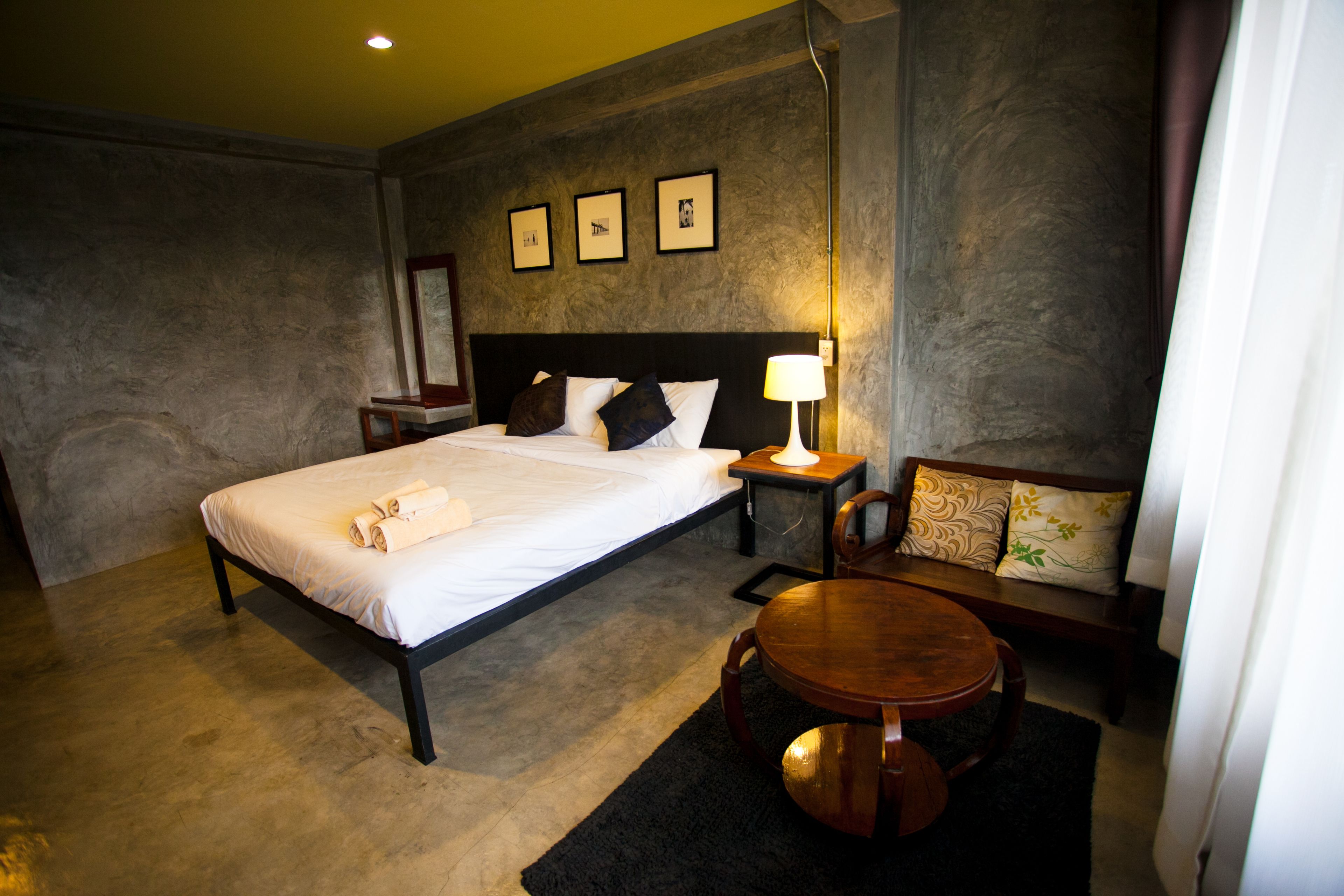 desk, rollaway beds, free wifi