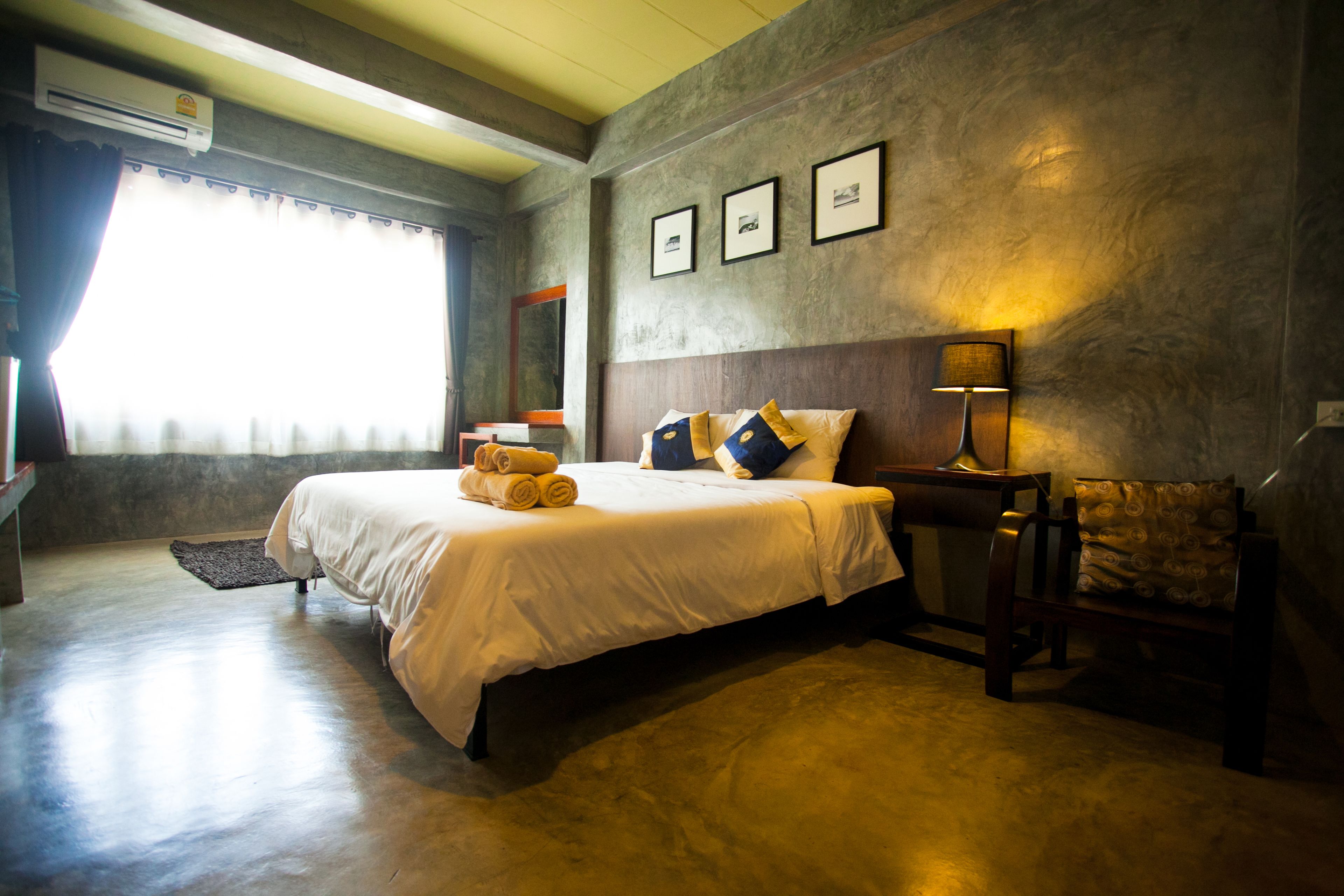 desk, rollaway beds, free wifi