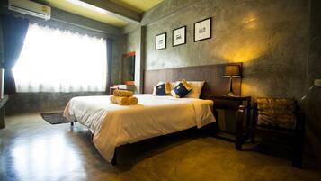 Desk, rollaway beds, free WiFi