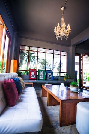Lobby sitting area - Afterglow hostel (Mae Sai)