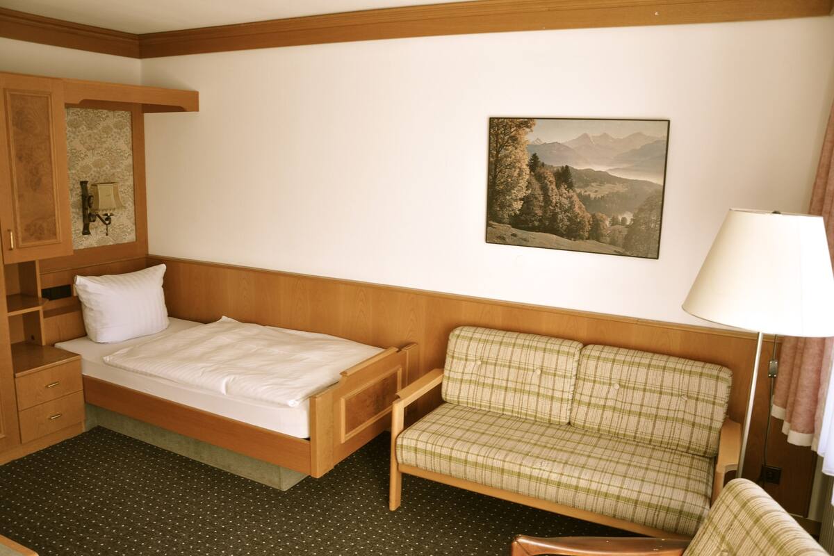 Standard Single Room | Desk
