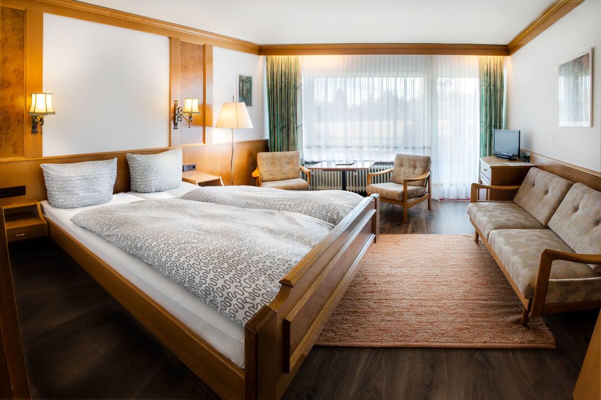 Standard Double Room | Desk