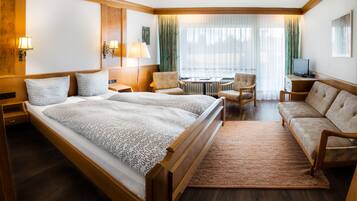 Standard Double Room | Desk