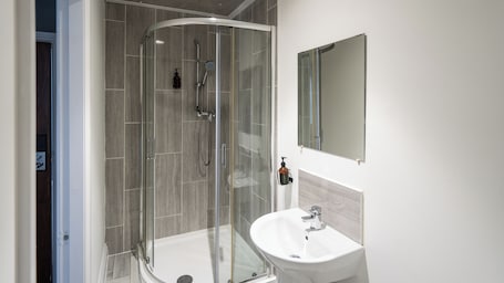 Shower, hair dryer, towels. Imperial Salford Hotel