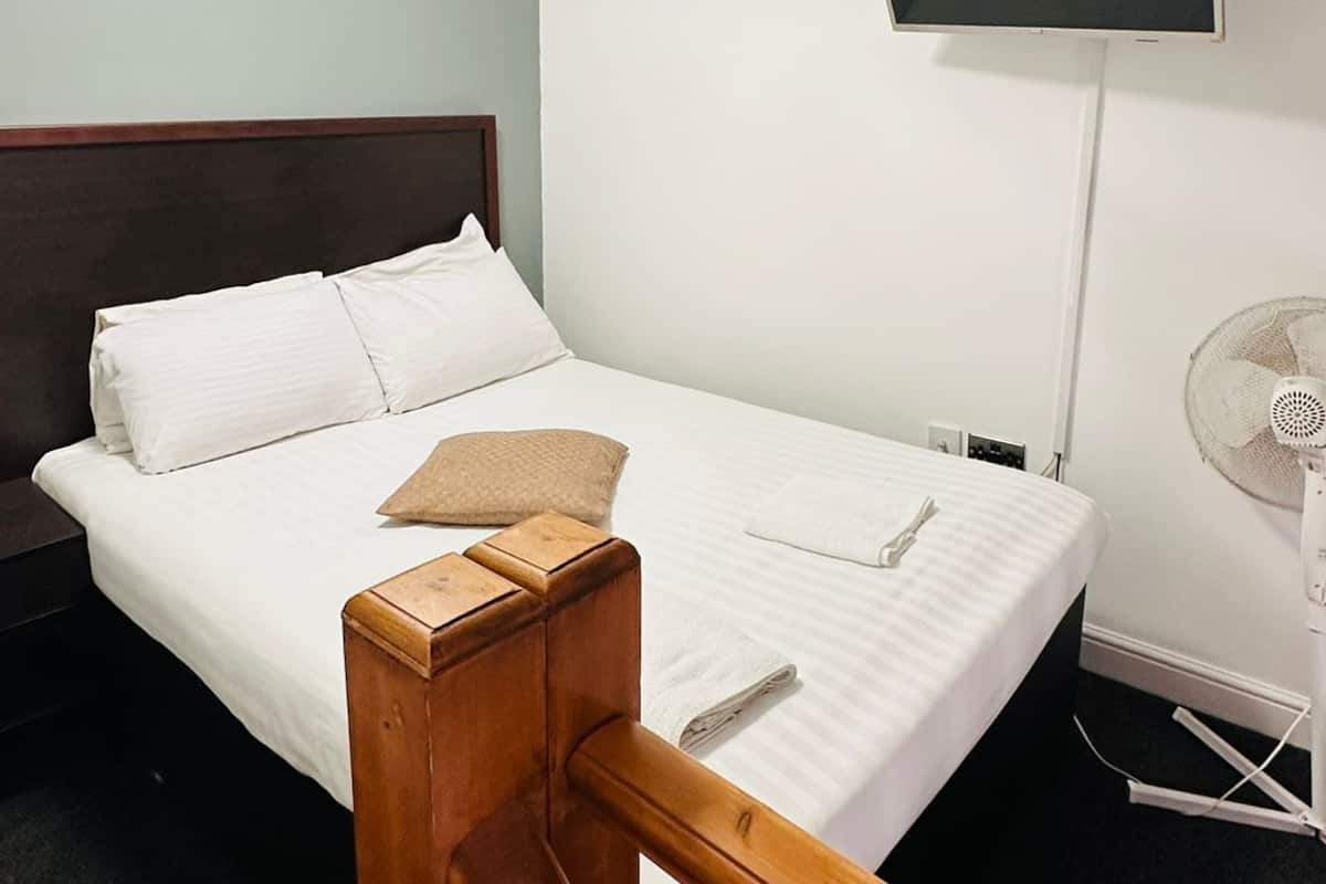 Habitación familiar, varias camas, no fumadores, baño privado | 1 dormitorio, escritorio, sistema de insonorización y wifi gratis
