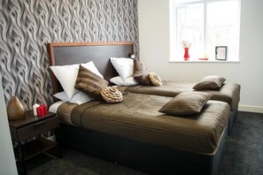 Standard Twin Room, 2 Single Beds, Non Smoking, Ensuite | Desk, soundproofing, free WiFi, bed sheets - Imperial Salford Hotel (Salford)