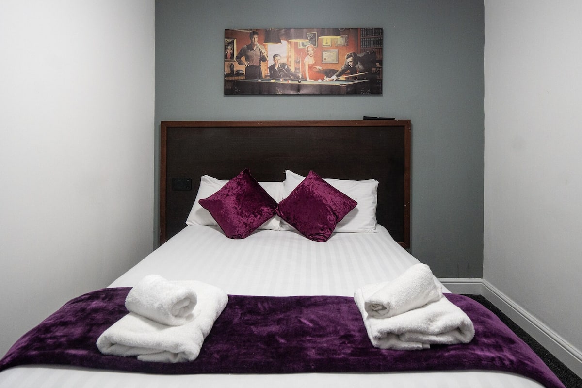 Habitación económica doble, 1 cama doble, no fumadores, baño privado | 1 dormitorio, escritorio, sistema de insonorización y wifi gratis