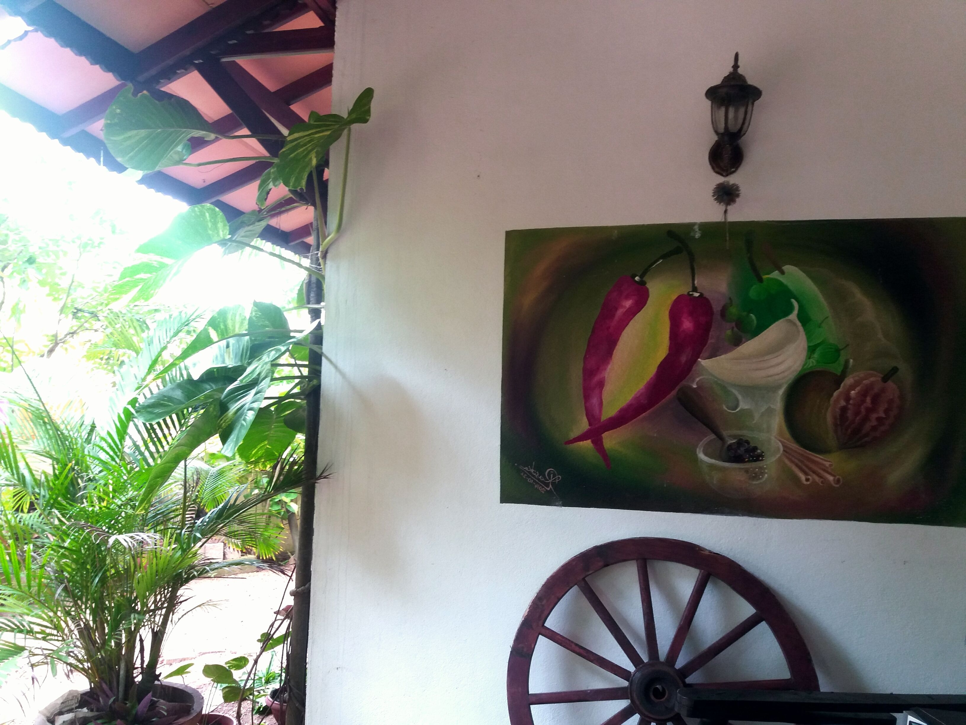 Un mur orné d’une peinture représentant des piments et une roue.