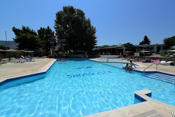 Sesongbasert utendørsbasseng, bassengparasoller og solsenger