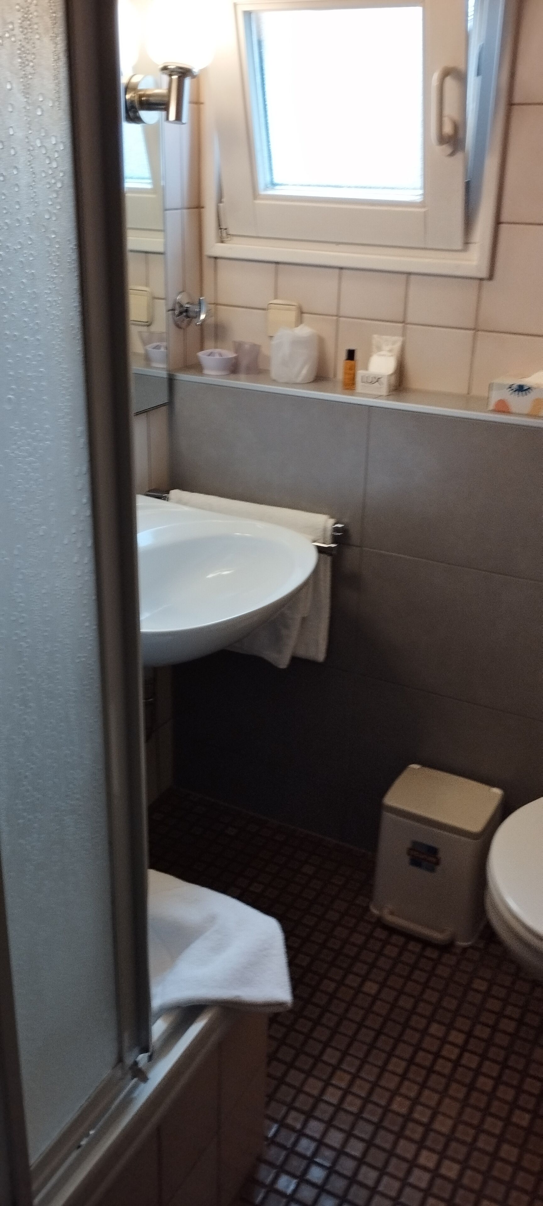 free toiletries, towels