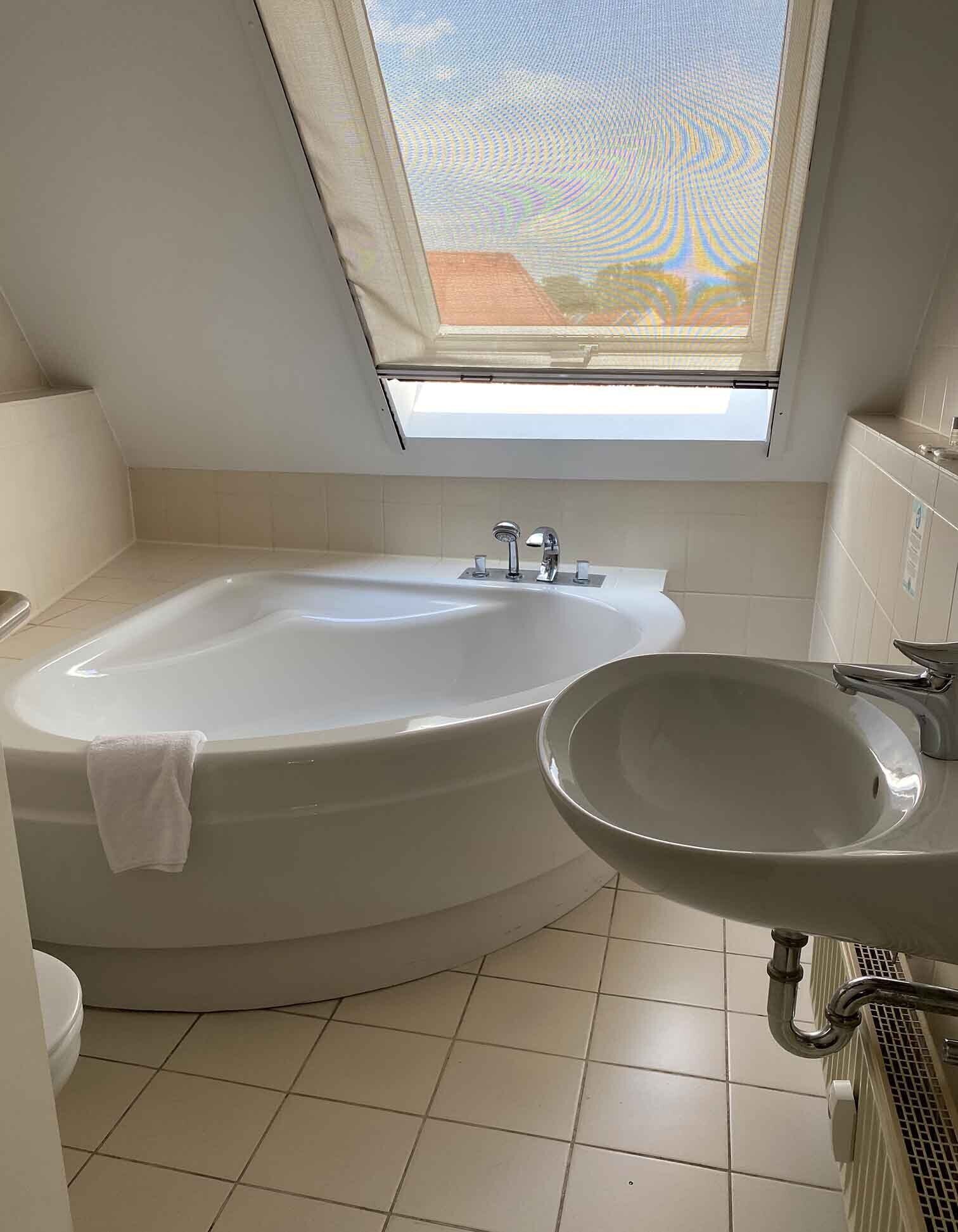 double room | bathroom | free toiletries, towels