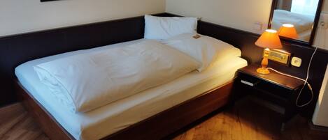 Comfort Single Room | Desk, laptop workspace, iron/ironing board, free WiFi