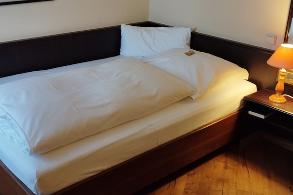 Habitación individual Confort | Escritorio y espacio para trabajar con laptop