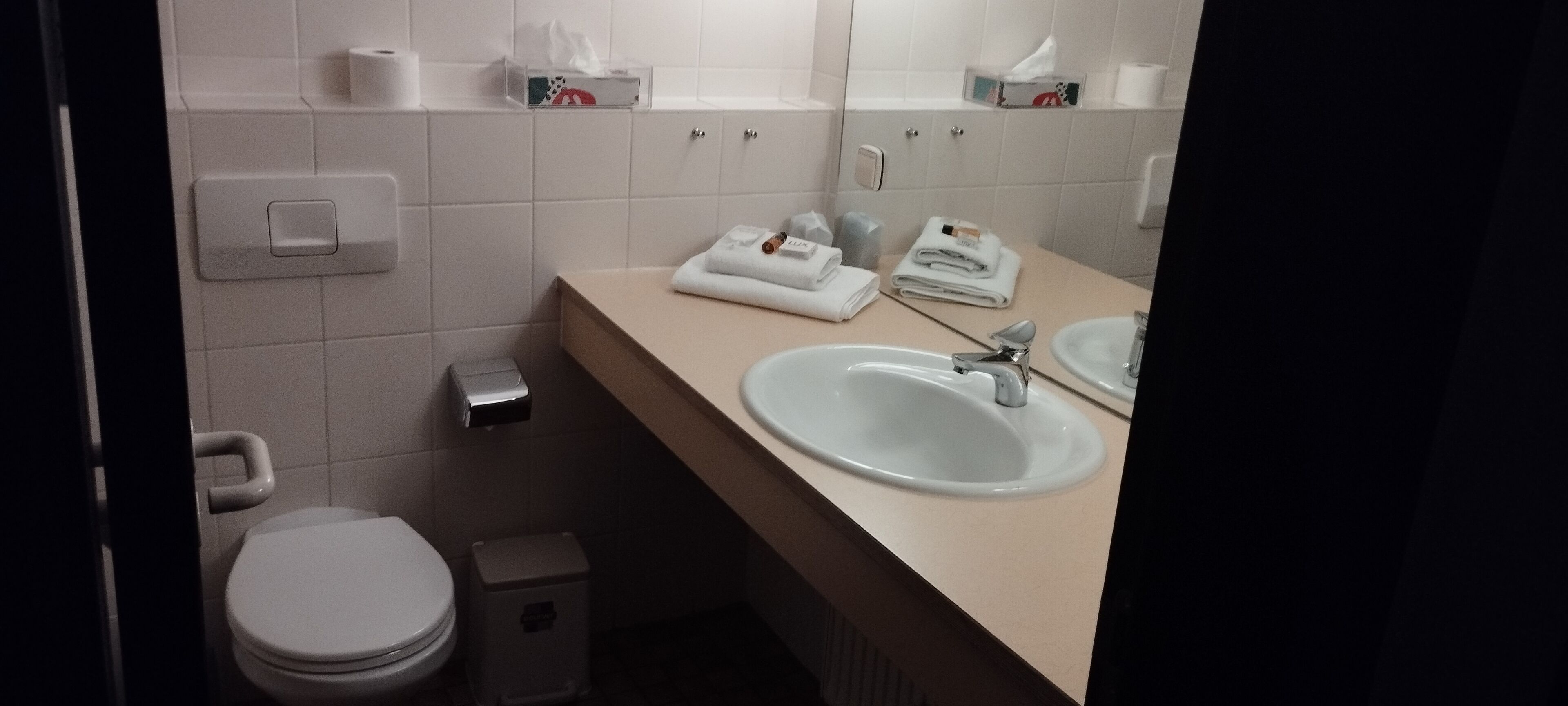 double room | bathroom | free toiletries, towels