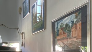 Un escalier orné de trois œuvres d’art encadrées accrochées au mur.