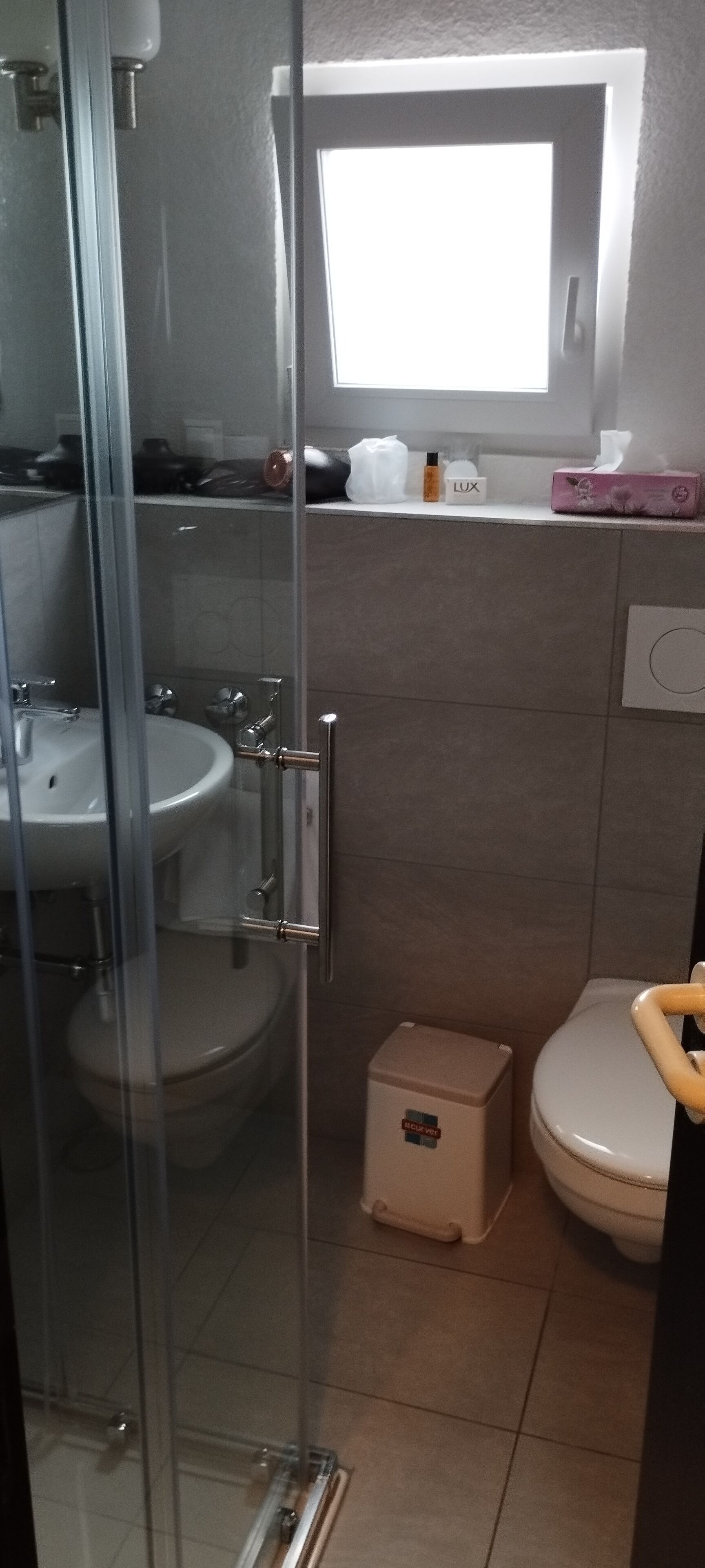 comfort single room | bathroom | free toiletries, towels