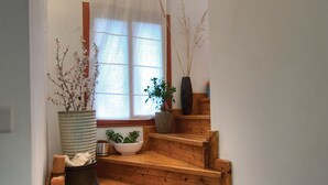 Una escalera de madera con plantas en macetas y un candelabro.