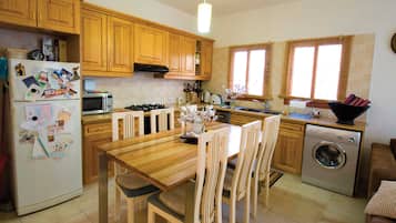 Villa, 3 Bedrooms, Mountain View | Private kitchen | Full-size fridge, microwave, oven, stovetop