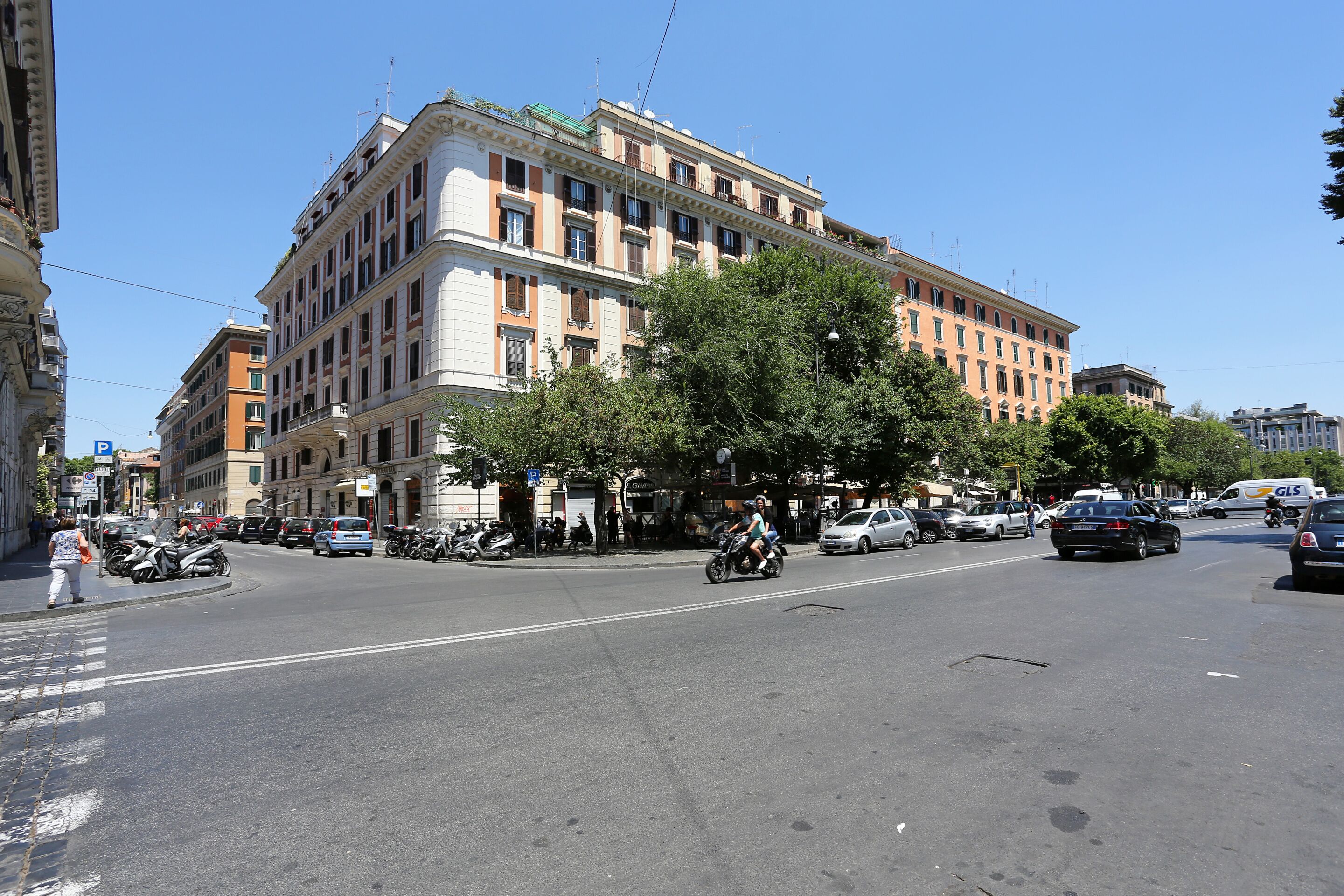 Un immeuble à plusieurs étages, de style architectural classique, doté de balcons et de grandes fenêtres.