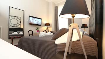 Superior Triple Room, Private Bathroom | 1 bedroom, free cribs/infant beds, bed sheets