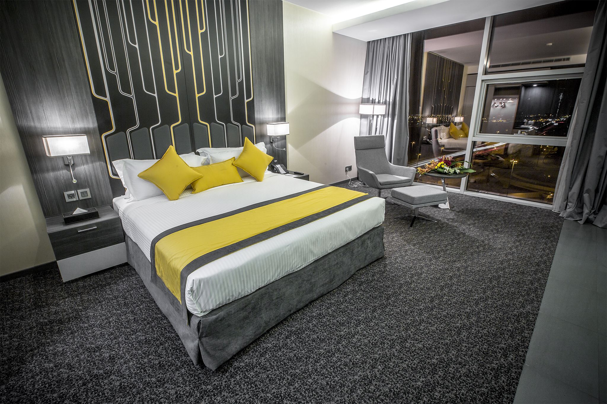 suite, 1 king bed | 1 bedroom, minibar, in-room safe, desk