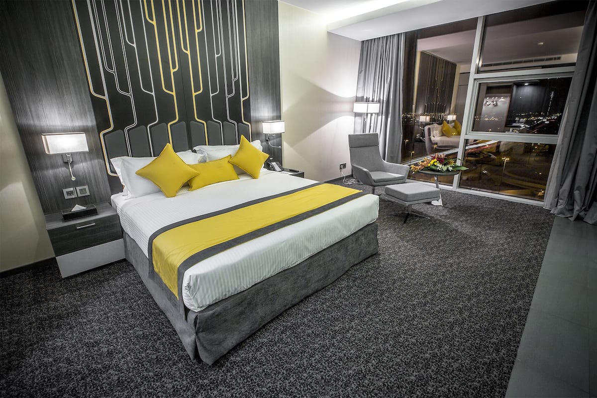 suite, 1 king bed | 1 bedroom, minibar, in-room safe, desk