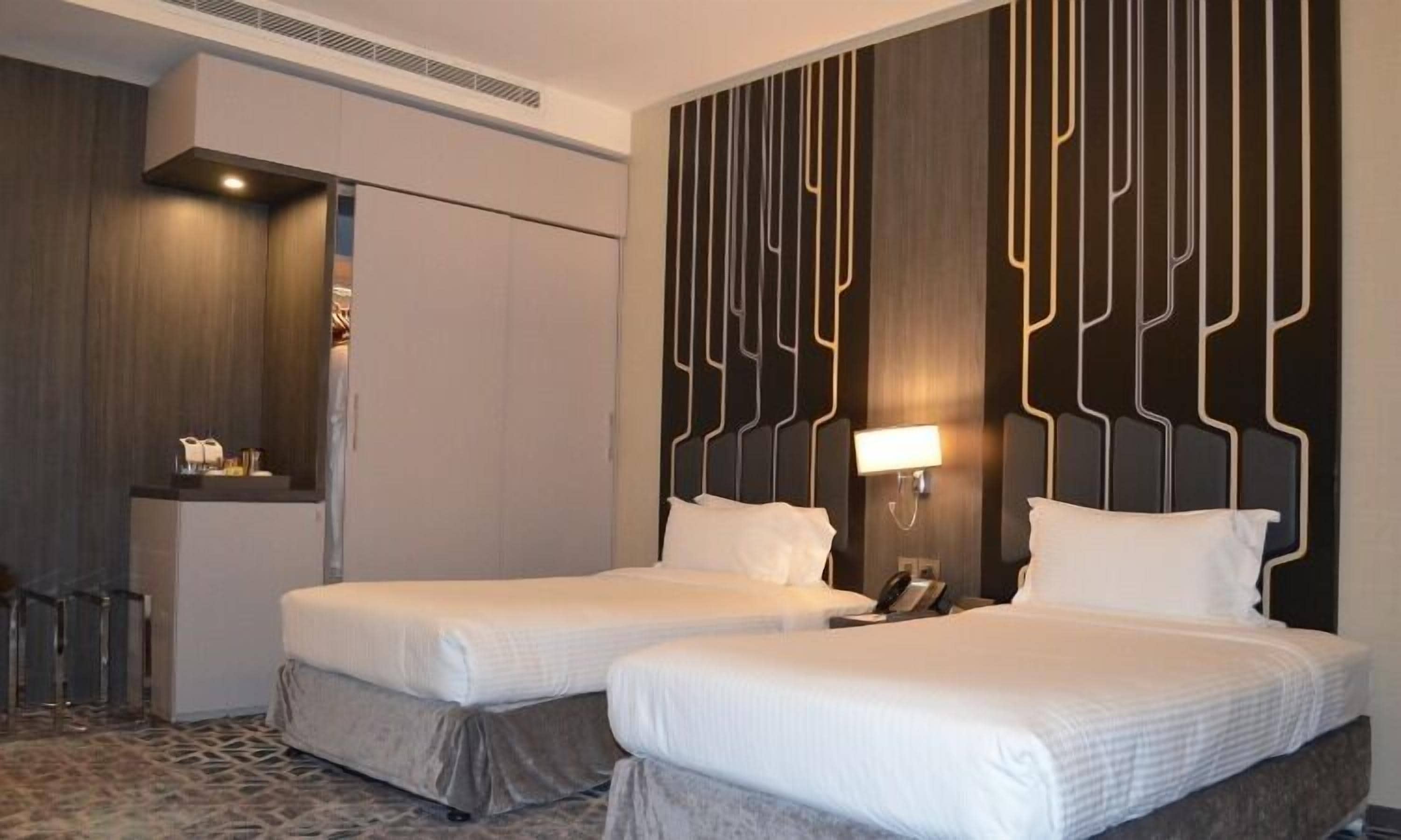 standard twin room | 1 bedroom, minibar, in-room safe, desk