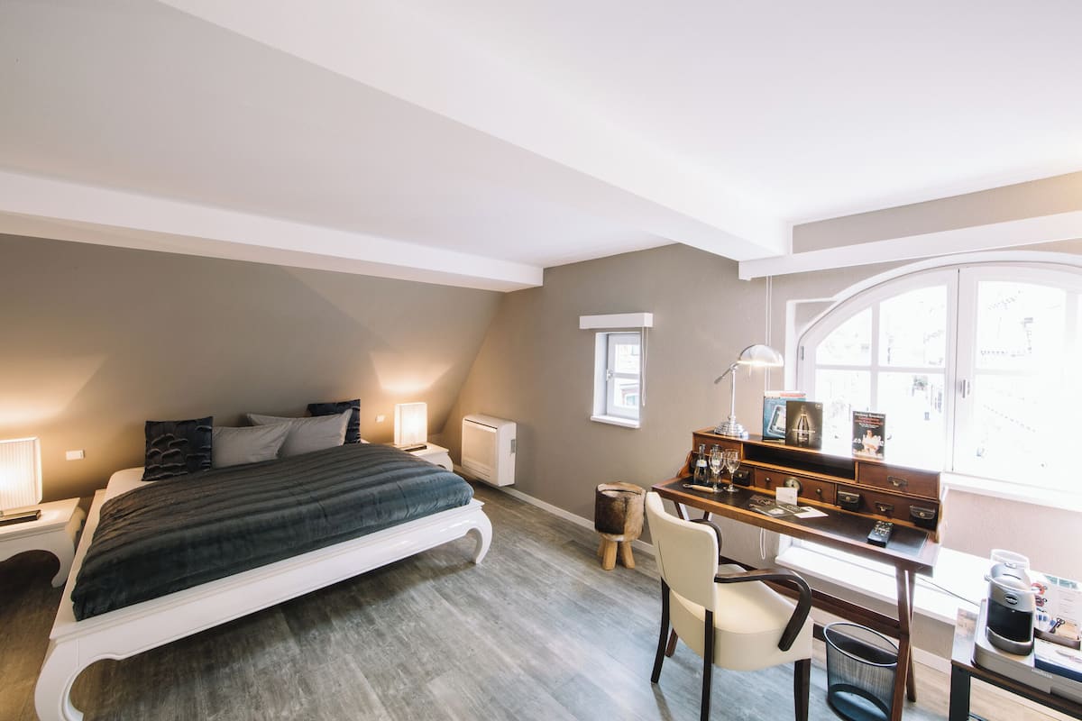 Deluxe tweepersoonskamer, 1 kingsize bed | 1 slaapkamer, luxe beddengoed, verduisterende gordijnen