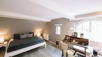 Deluxe Double Room, 1 King Bed | 1 bedroom, premium bedding, blackout drapes, soundproofing